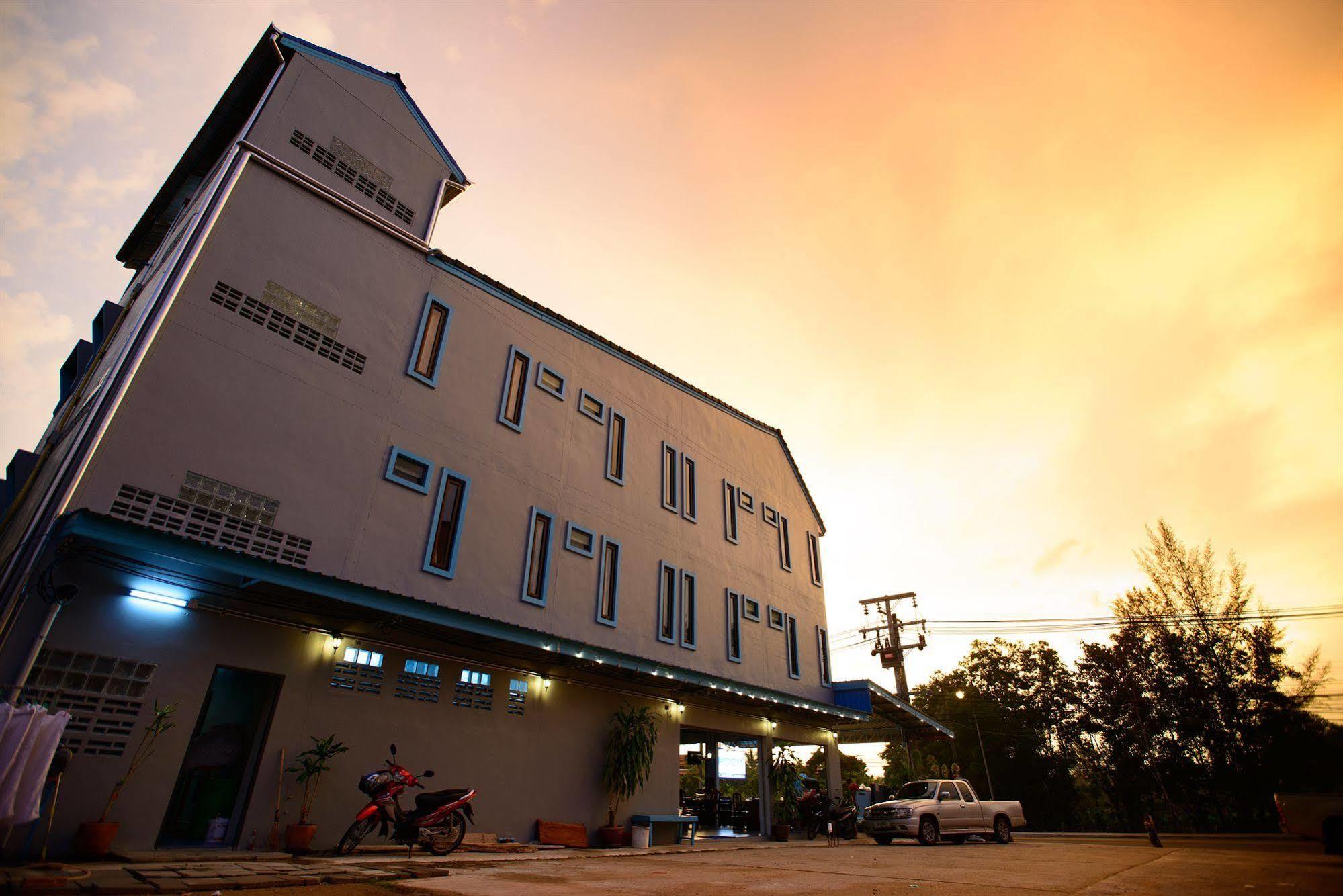 Seabox Khaolak Hostel Кхаулак Экстерьер фото