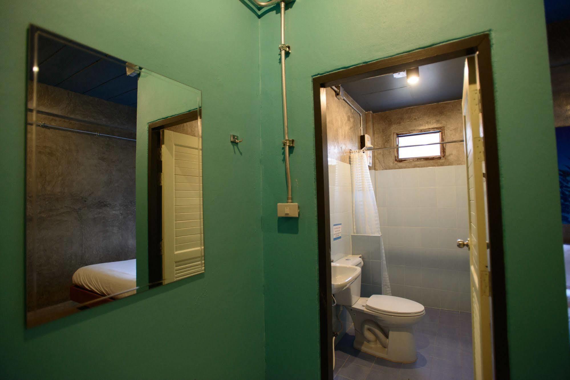 Seabox Khaolak Hostel Кхаулак Экстерьер фото